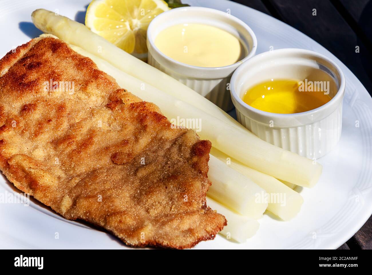 Kalbsschnitzel mit frischem Spargel, Sauce Hollandaise und flüssiger Butter Stockfoto