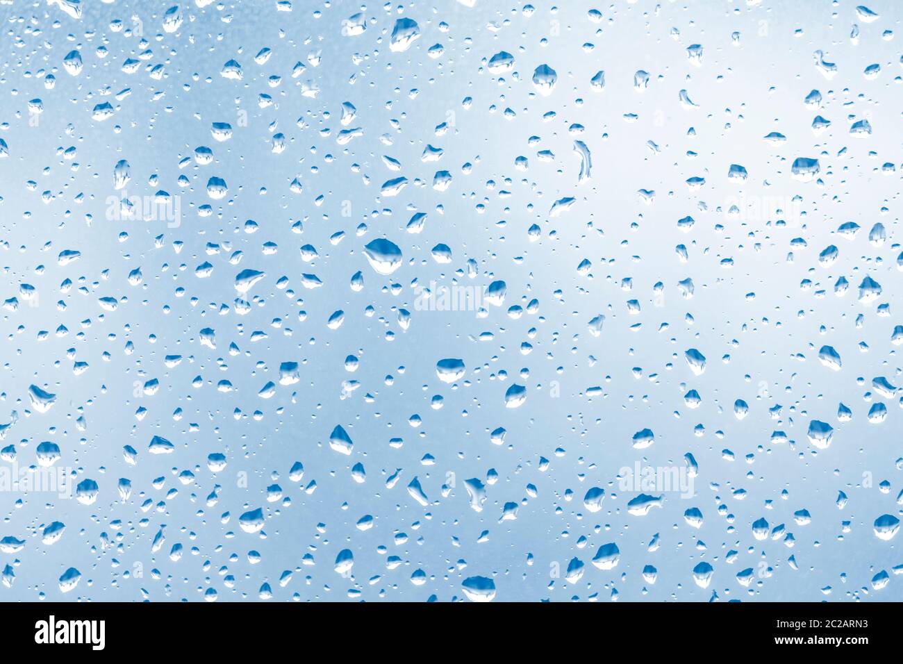 Wassertropfen auf dem Fenster Stockfoto