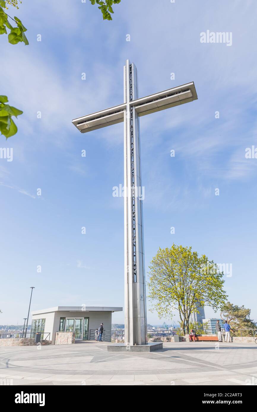 Gdynia, Polen 09. Mai 2020; Kreuz auf dem Berg Kamienna Góra in Gdynia Stockfoto