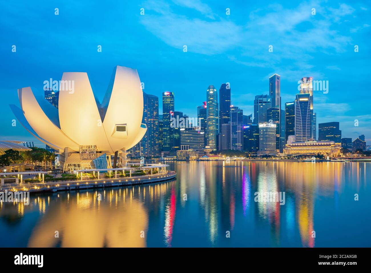 Singapur Skyline bei Nacht in Singapur Stadt. Stockfoto