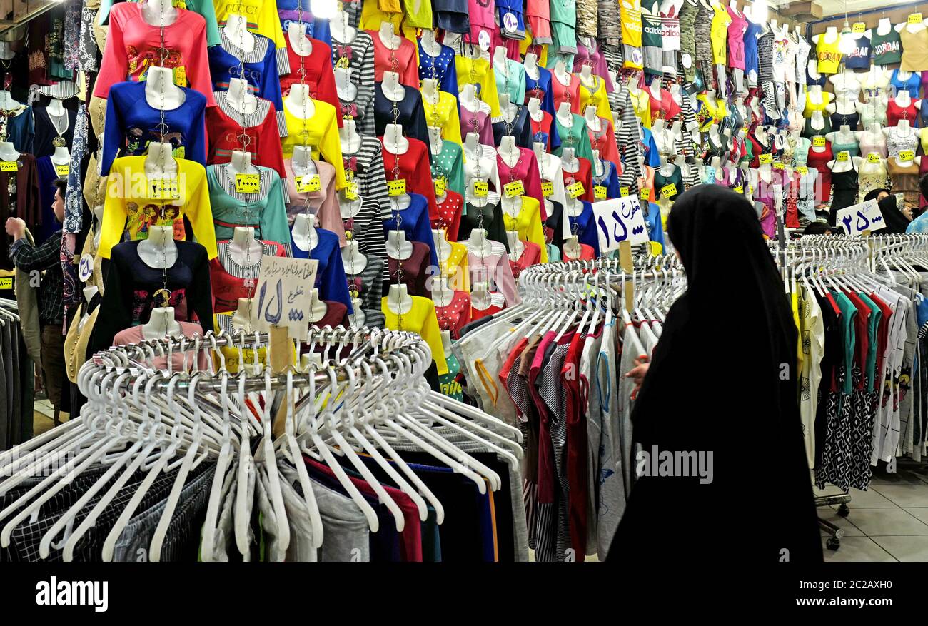 Iranische verschleierte Frauen einkaufen im Vakil Bazaar Indoor-Markt, in Shiraz. Stockfoto