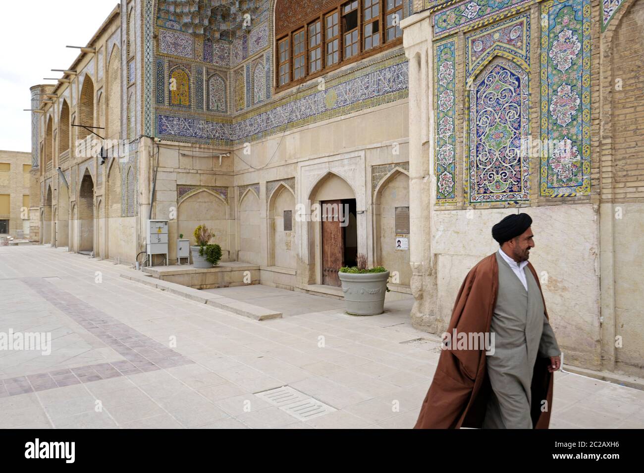 Persischer Palast, mit Gartenhof, des theologischen Kollegs Madrasehye Khan, gegründet 1615, in Shiraz, in Shiraz. Stockfoto