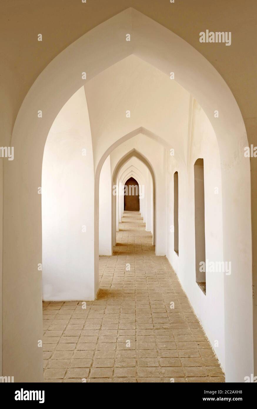 Weiße Korridor Bogen Architektur, der theologischen Hochschule Madrasehye Khan, gegründet 1615, in Shiraz, in Shiraz. Stockfoto