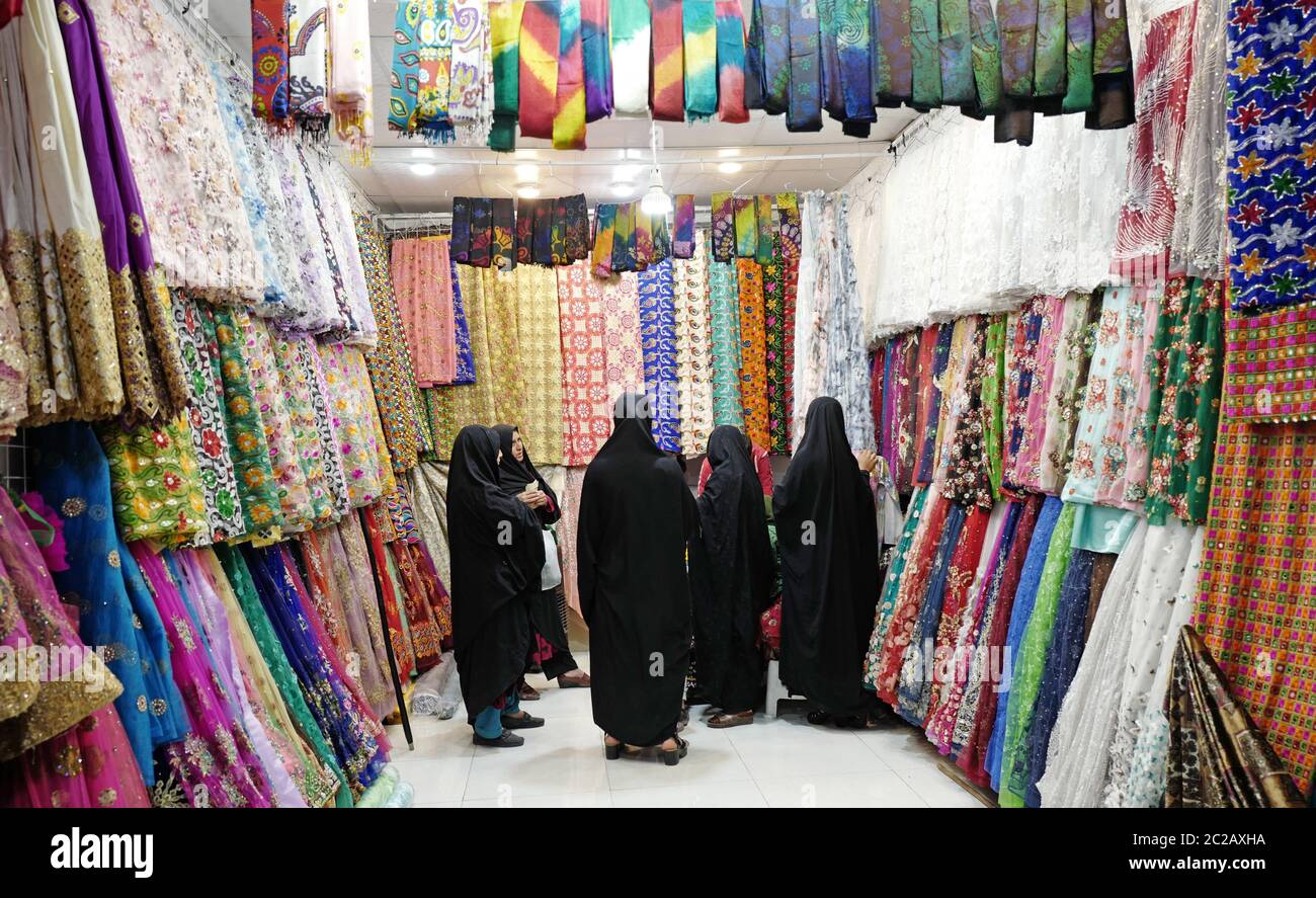 Iranische verschleierte Frauen einkaufen im Vakil Bazaar Indoor-Markt, in Shiraz. Stockfoto