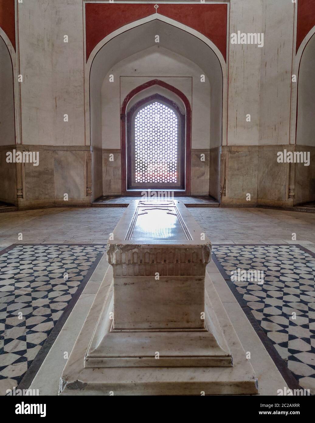 Editorial datiert:11. februar 2020 Ort: Delhi Indien, Humayuns Grab. Cenotaphs von Hamida Banu Begum, Dara Shikoh usw. in einem Nebenraum. Stockfoto