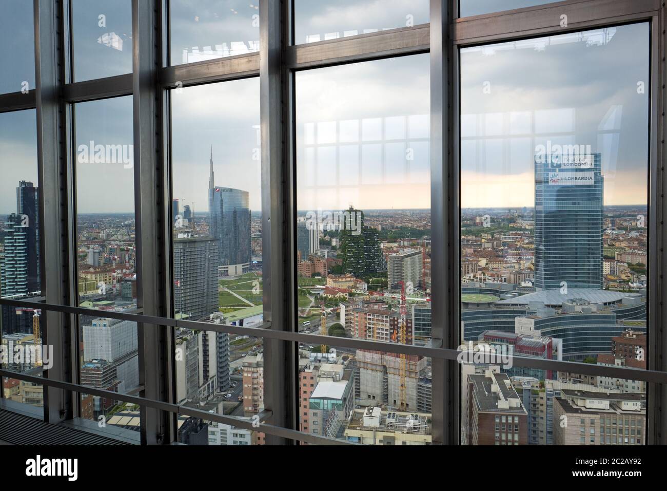 Blick auf die Stadt vom historischen Pirelli Wolkenkratzer in Mailand. Stockfoto