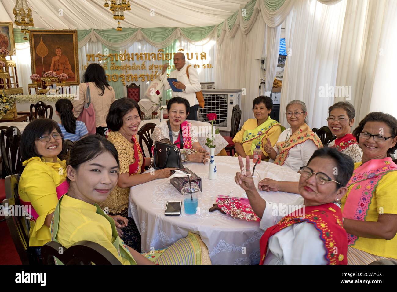 Thailändische Frauen tragen traditionelle Kleidung, um den Geburtstag des Königs zu feiern, in Bangkok. Stockfoto