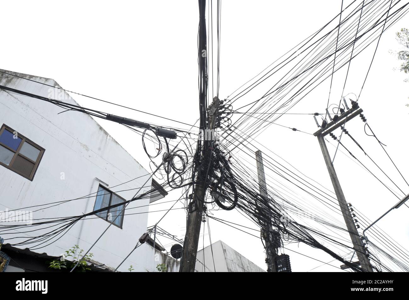 Stromkabel überqueren die Straßen in Chang Mai, Thailand. Stockfoto