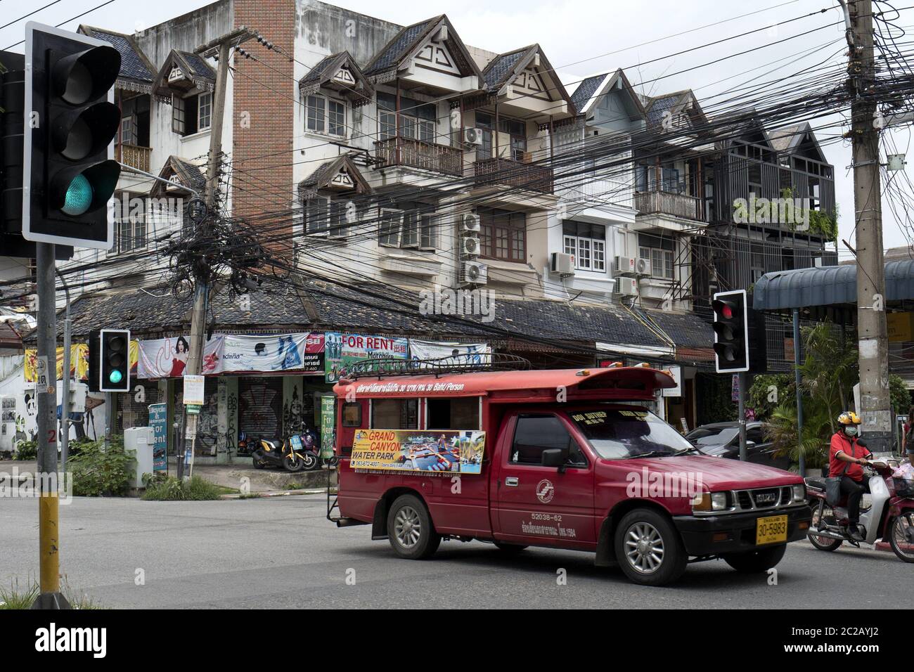 Traditionelle Gebäude und Stromkabel auf den Straßen, in Chang Mai. Stockfoto