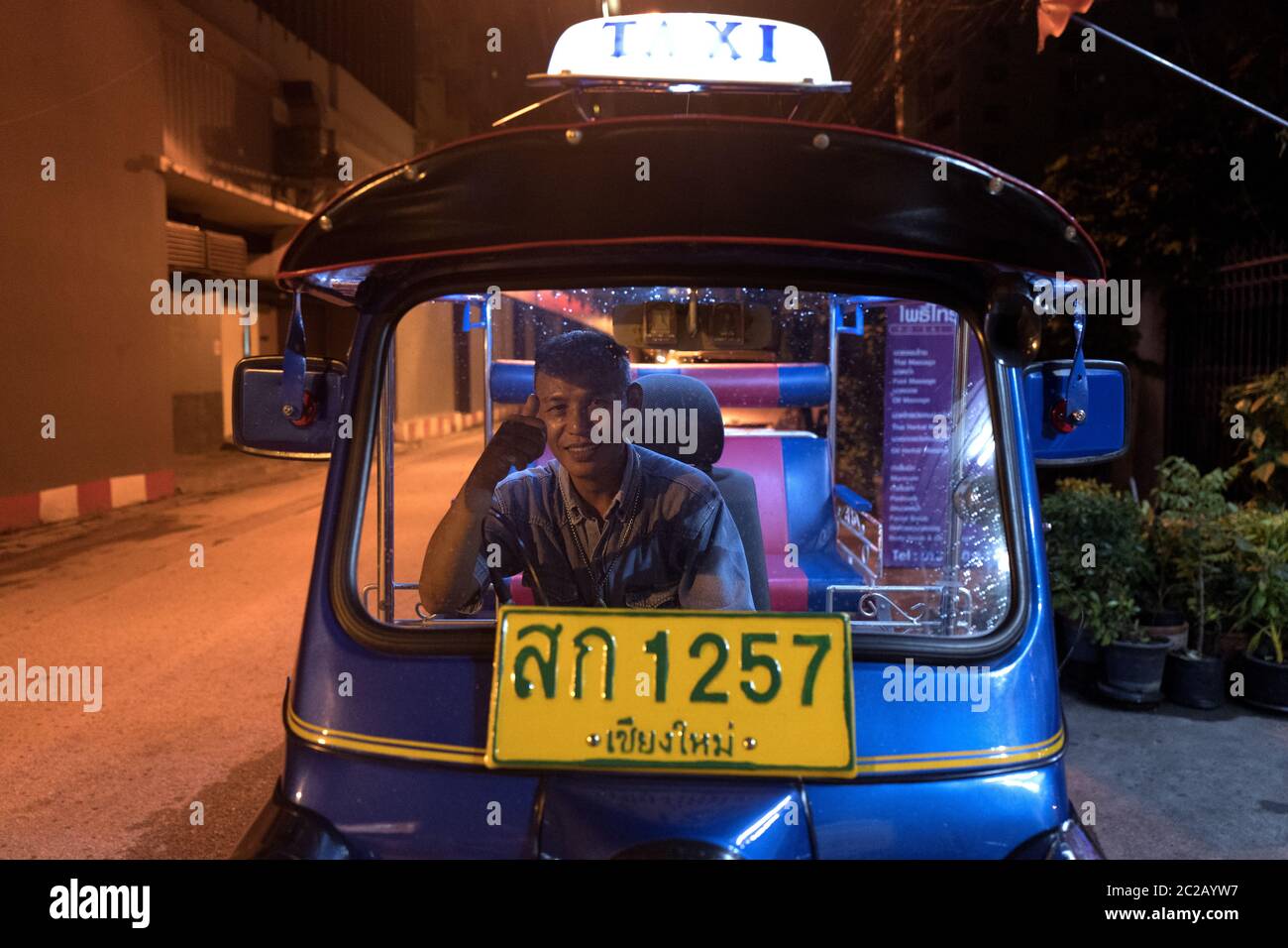 Tuk Tuk traditionelle Taxi beleuchtet in der Nacht, auf den Straßen von Chang Mai . Stockfoto