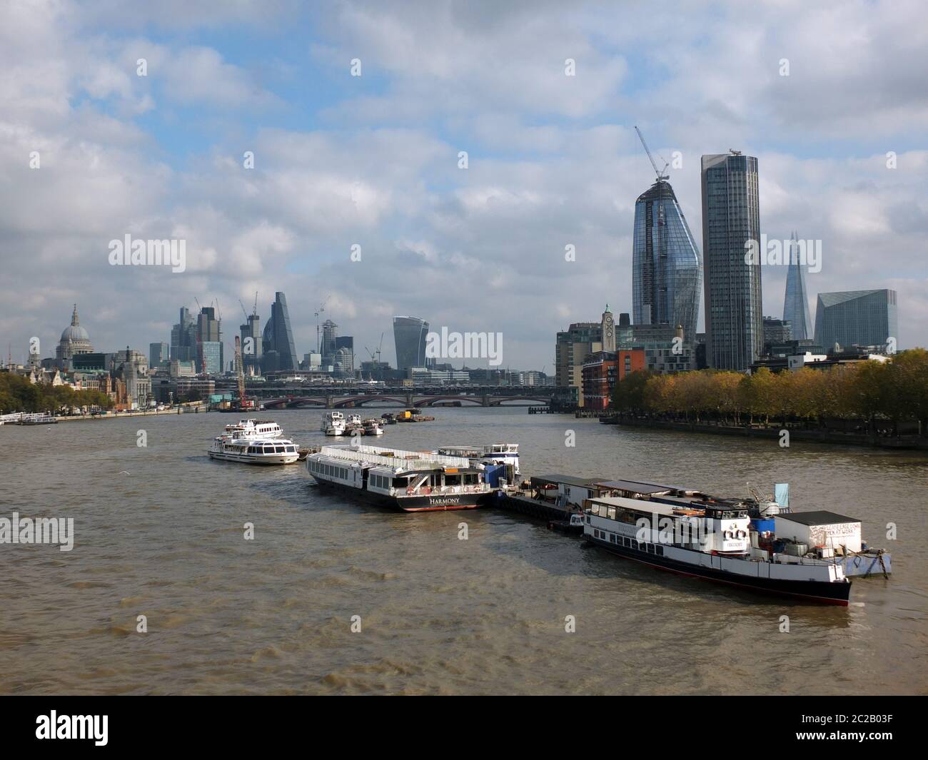 London, England - 03. November 2017: Die Stadt london und neue Gebäude am Südufer zeigen aktuelle Bauarbeiten, w Stockfoto