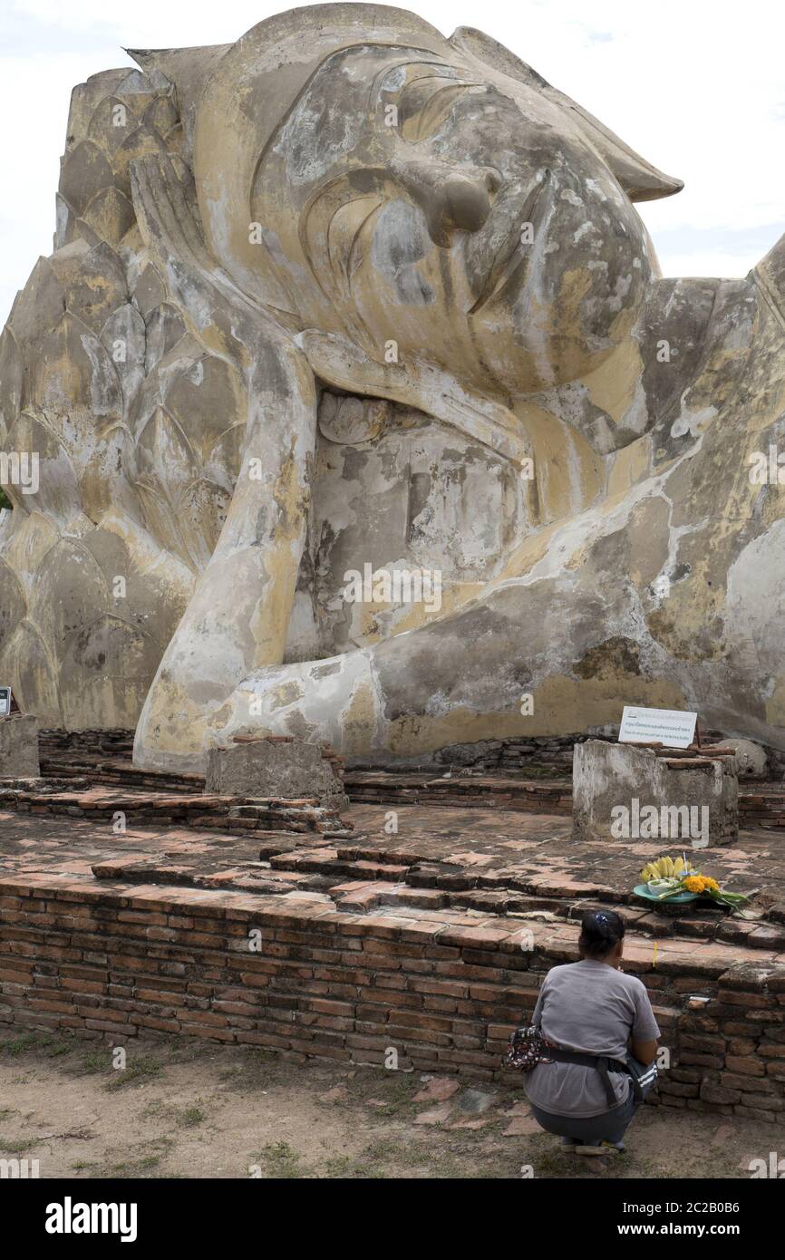 Die liegende Buddha-Statue, in der alten Hauptstadt Thailands, heute UNESCO Weltkulturerbe, in Ayutthaya. Stockfoto