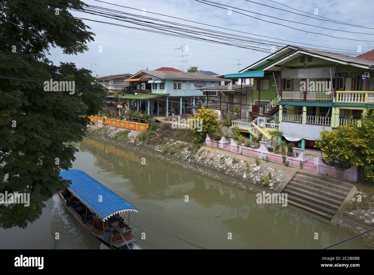 Traditionelles thailändisches Holzhaus an einem Kanal, in Ayutthaya. Stockfoto