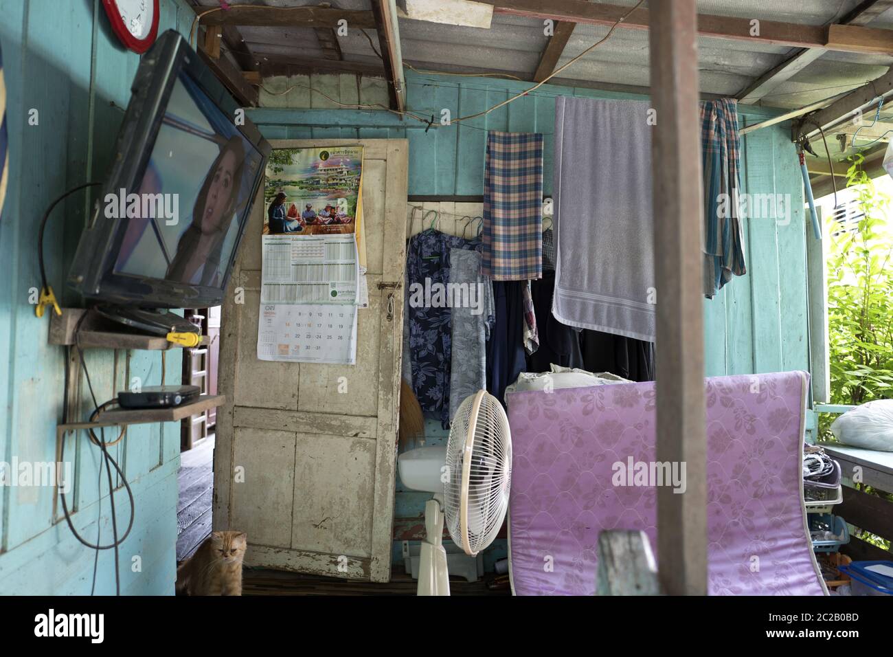 Traditionelles thailändisches Holzhaus in Ayutthaya. Stockfoto