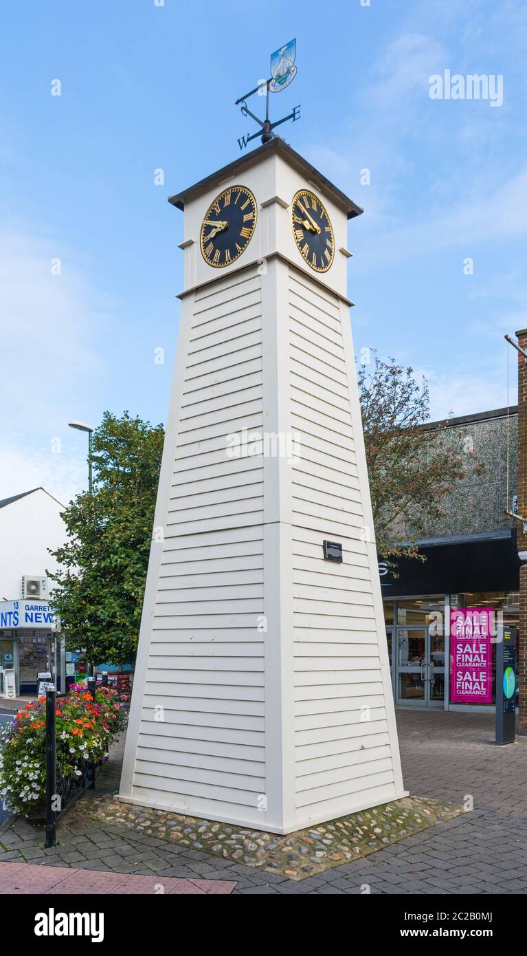 Millennium Clocktower im Einkaufszentrum auf der High Street in Littlehampton, West Sussex, England, UK. Millennium Clock Tower. Stockfoto