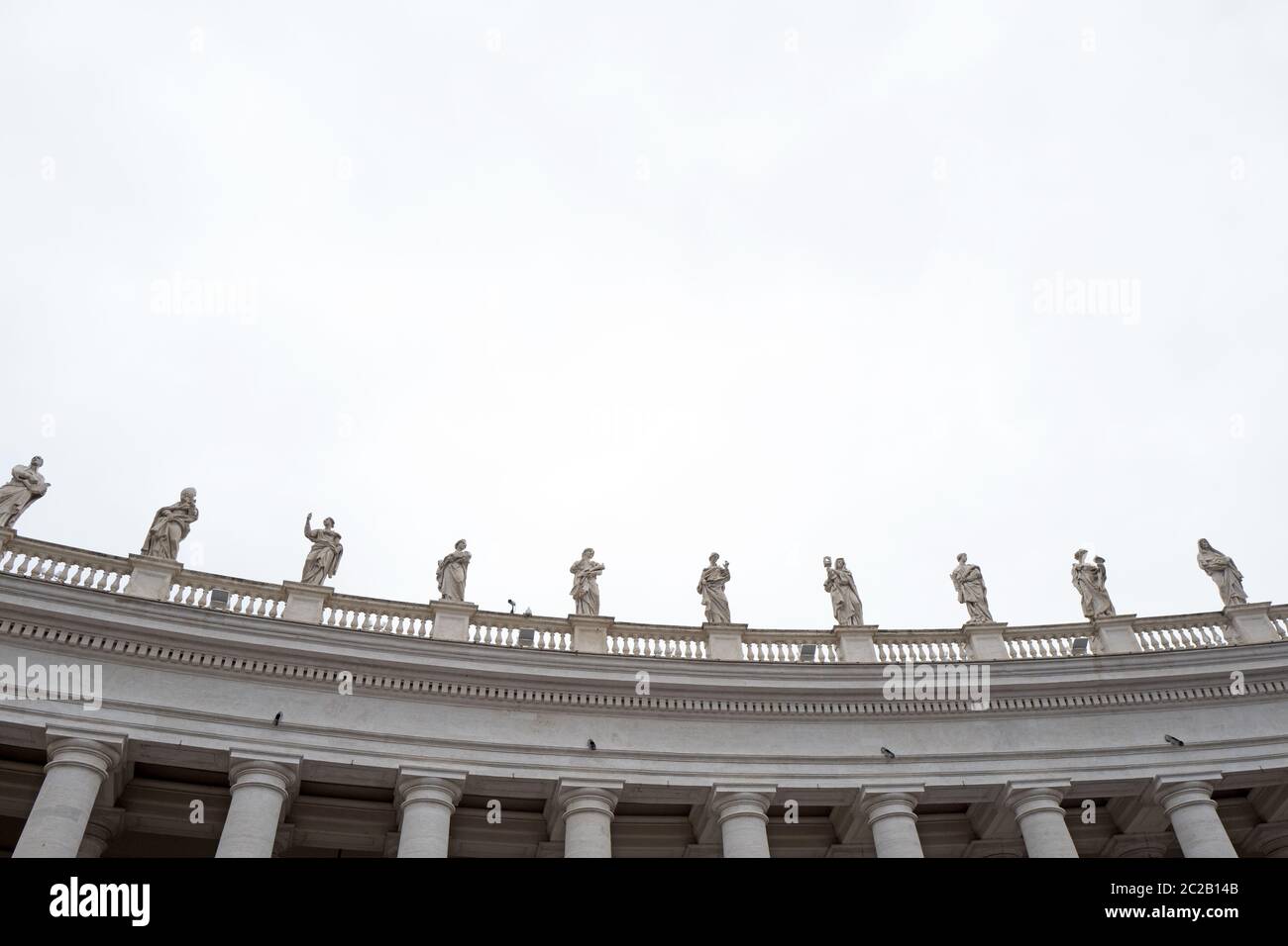 Petersdom Fassade, mit Jesus's Apostoles Skulpturen auf der Oberseite, im Vatikan, Rom. Stockfoto
