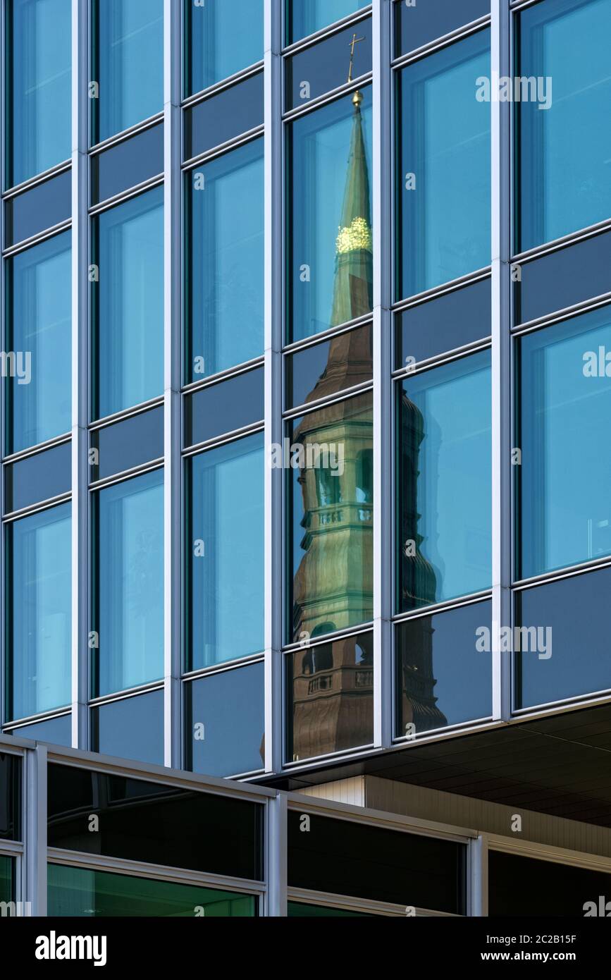 Kirchturm-Spiegelung Stockfoto