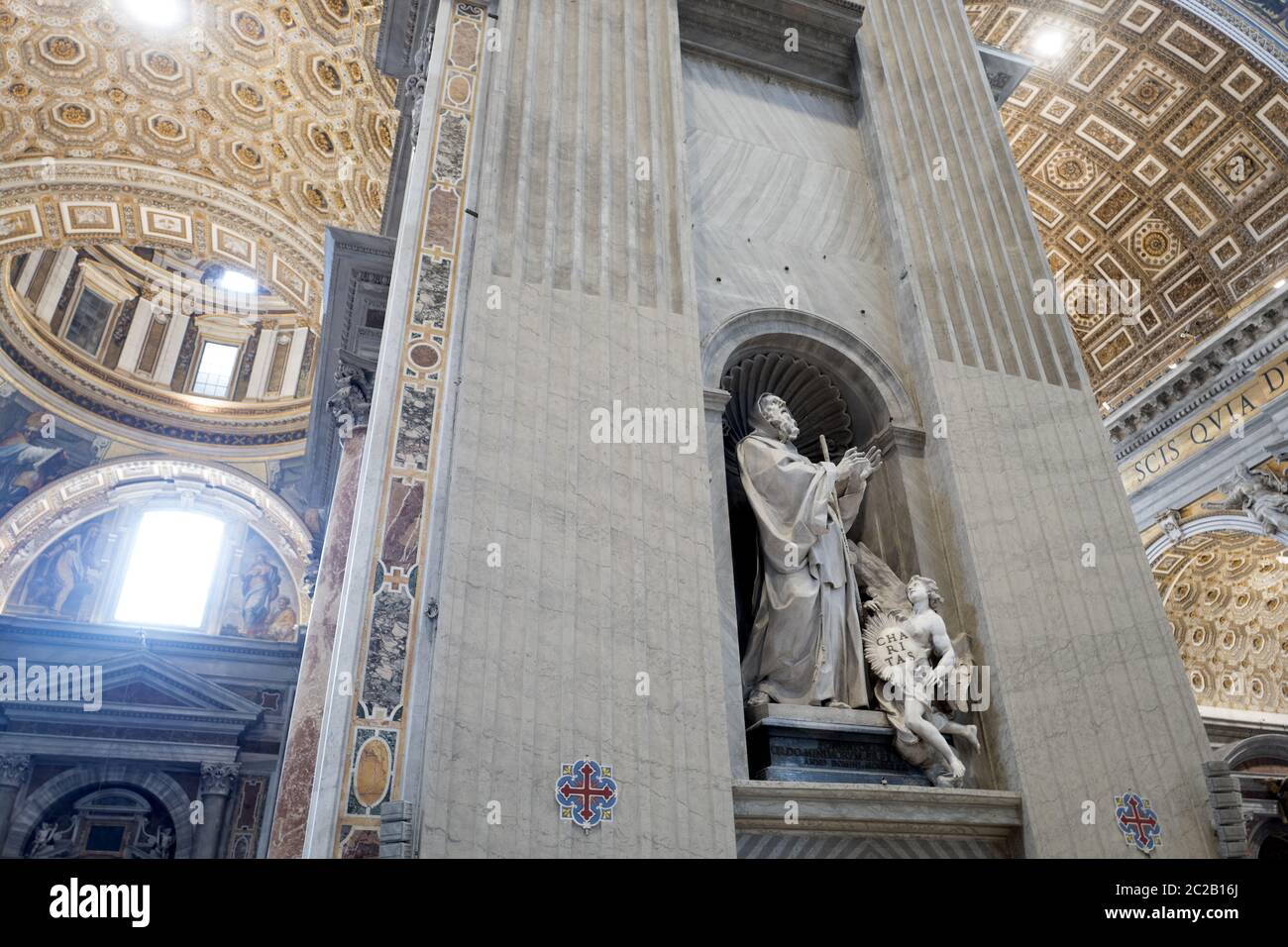 Statuen und Fresken der italienischen Renaissance schmücken das Innere der Petersbasilika in Rom. Stockfoto