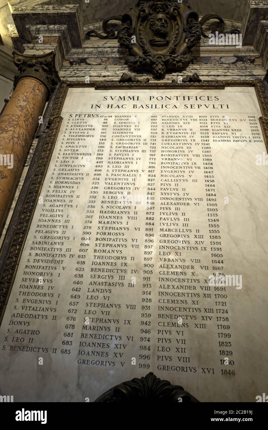Die gesamte Liste der christlich-katholischen Päpste, die in der Basilika St. Peter in Rom begraben sind. Stockfoto