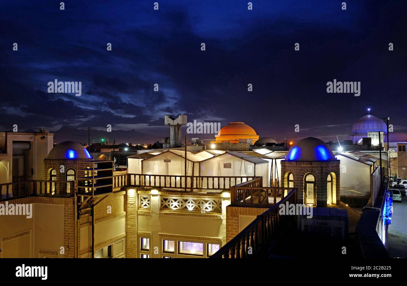 Nächtliche Stadtansicht mit der beleuchteten Jameh Moschee, in Yazd, Iran. Stockfoto