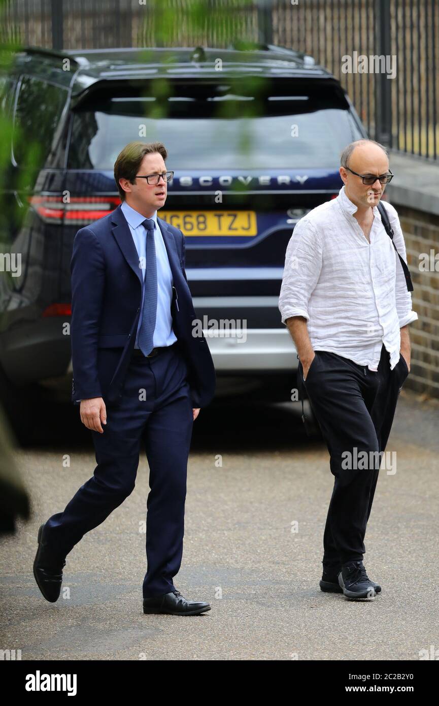 NEUÜBERMITTLUNG NAMENSZUGABE Senior Adide to Premier Minister Boris Johnson, Dominic Cummings (rechts) und Alex Burghart, parlamentarischer Adjutant des Premierministers, kommen in 10 Downing Street, London an. Stockfoto