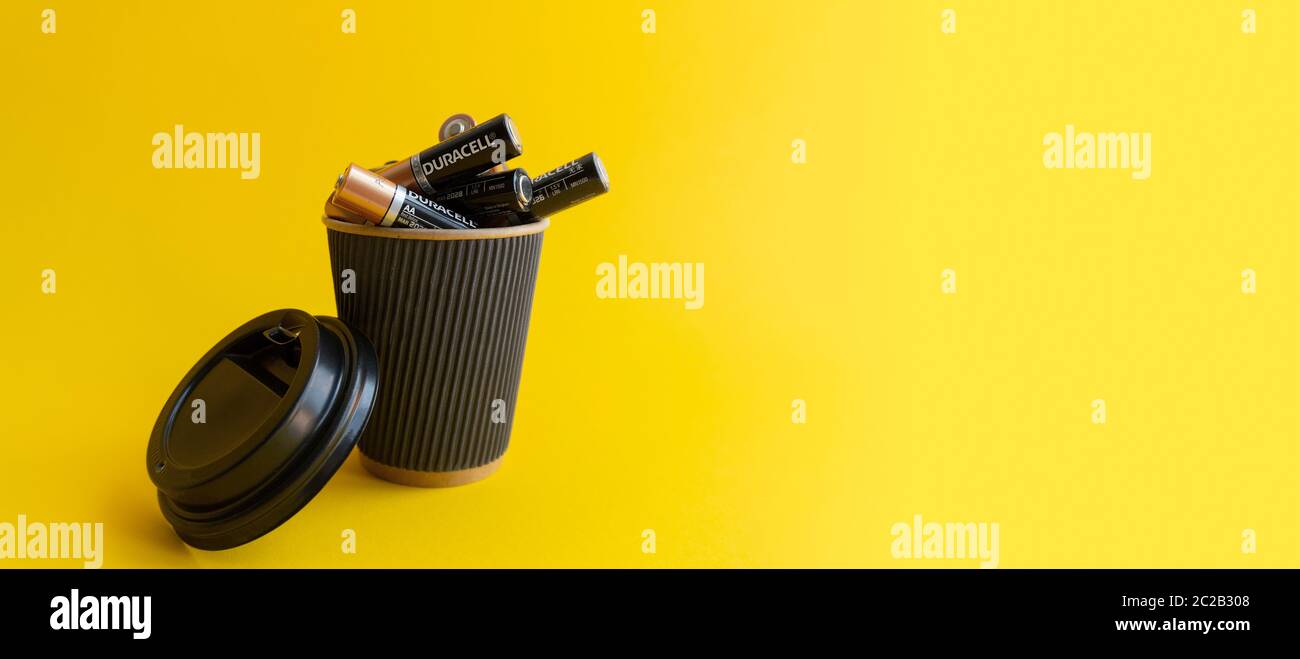 Kiew, Urkaine, 16. Juni 2020, Duracell AA-Batterien sind in Kaffee Take Away Tasse Stockfoto