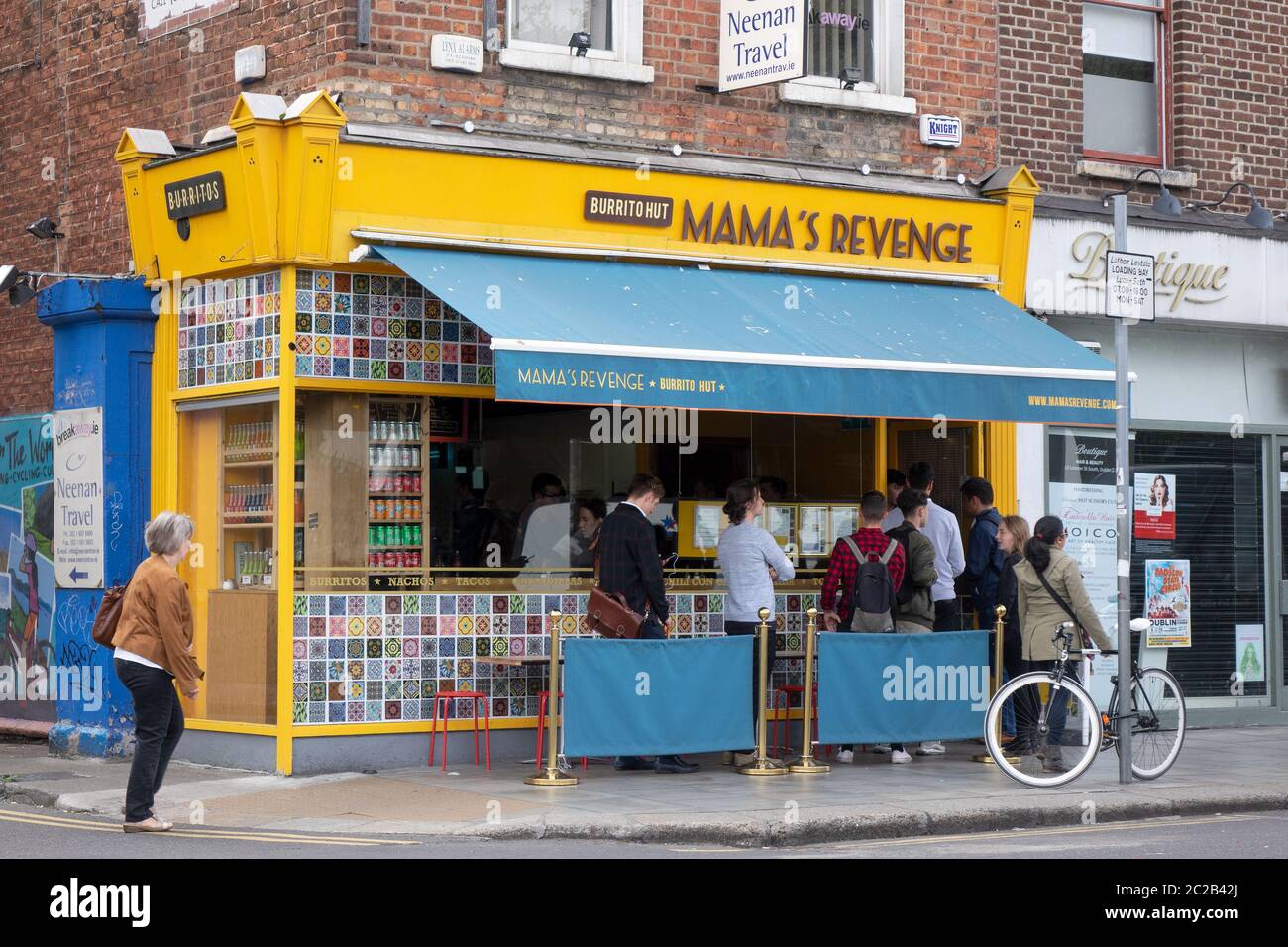Leute, die sich auf Mama's Revenge Burrito Hut Restaurant in Dublin Irland Stockfoto