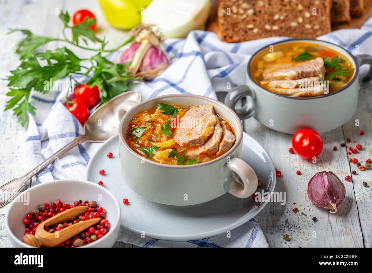 Suppe mit frischem Kohl und Fleisch in Keramik Schüssel. Stockfoto
