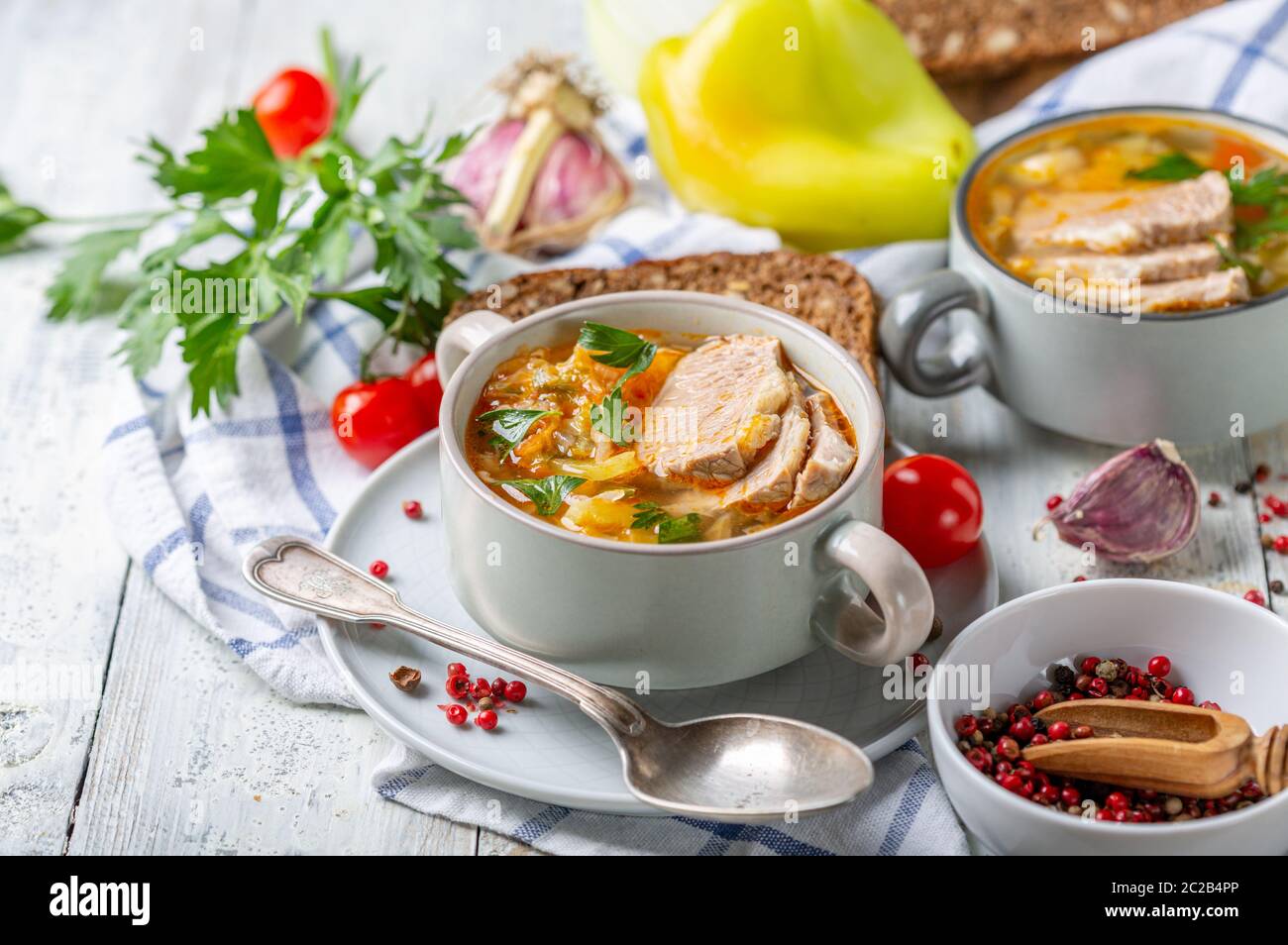 Suppe von frischen Kohl, Fleisch und frischen Kräutern. Stockfoto