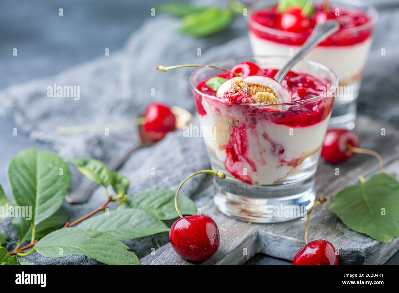 Licht Käsekuchen mit cherry Jelly in ein Glas. Stockfoto