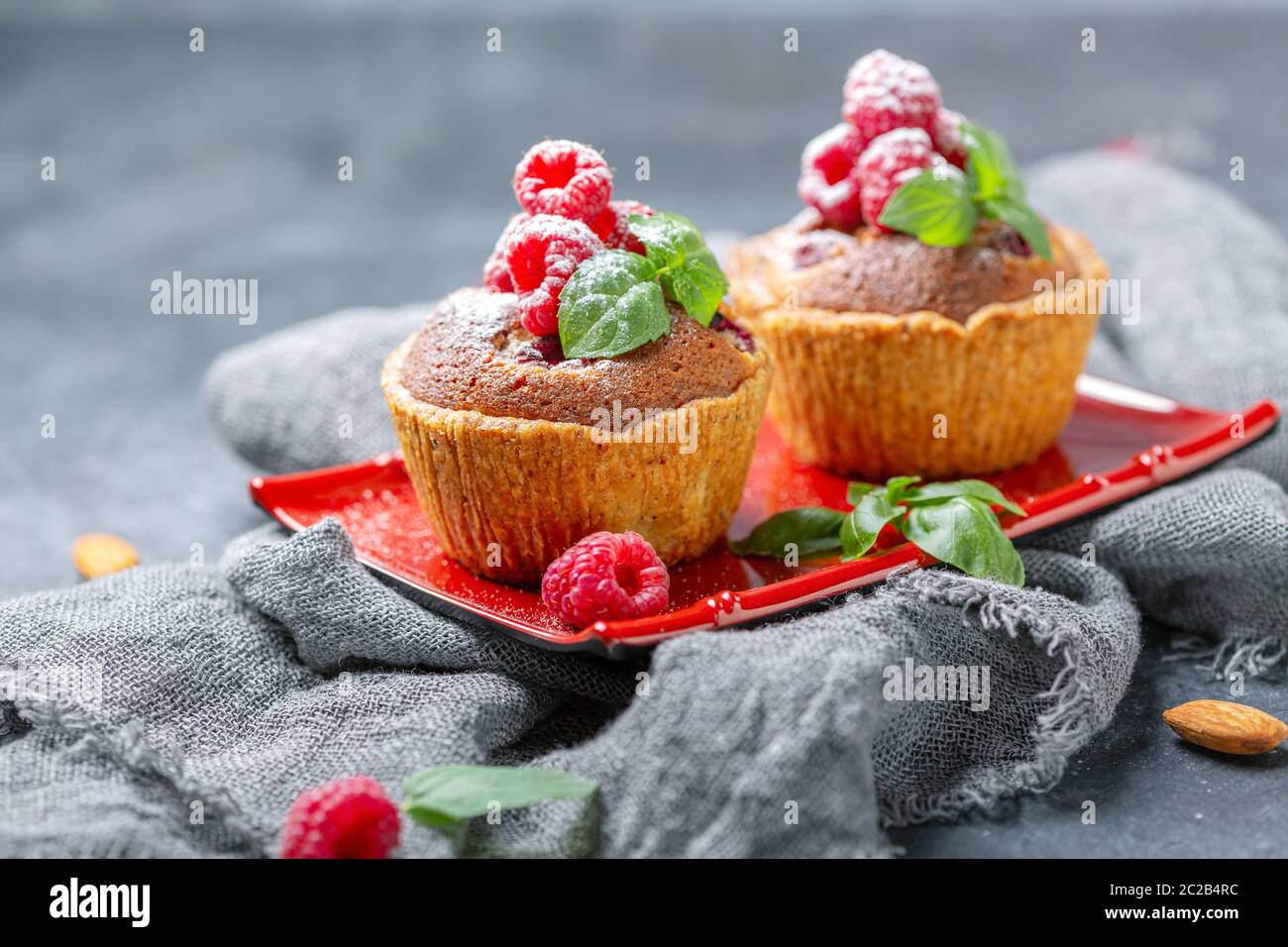 Törtchen mit roten Himbeeren und Frangipani. Stockfoto