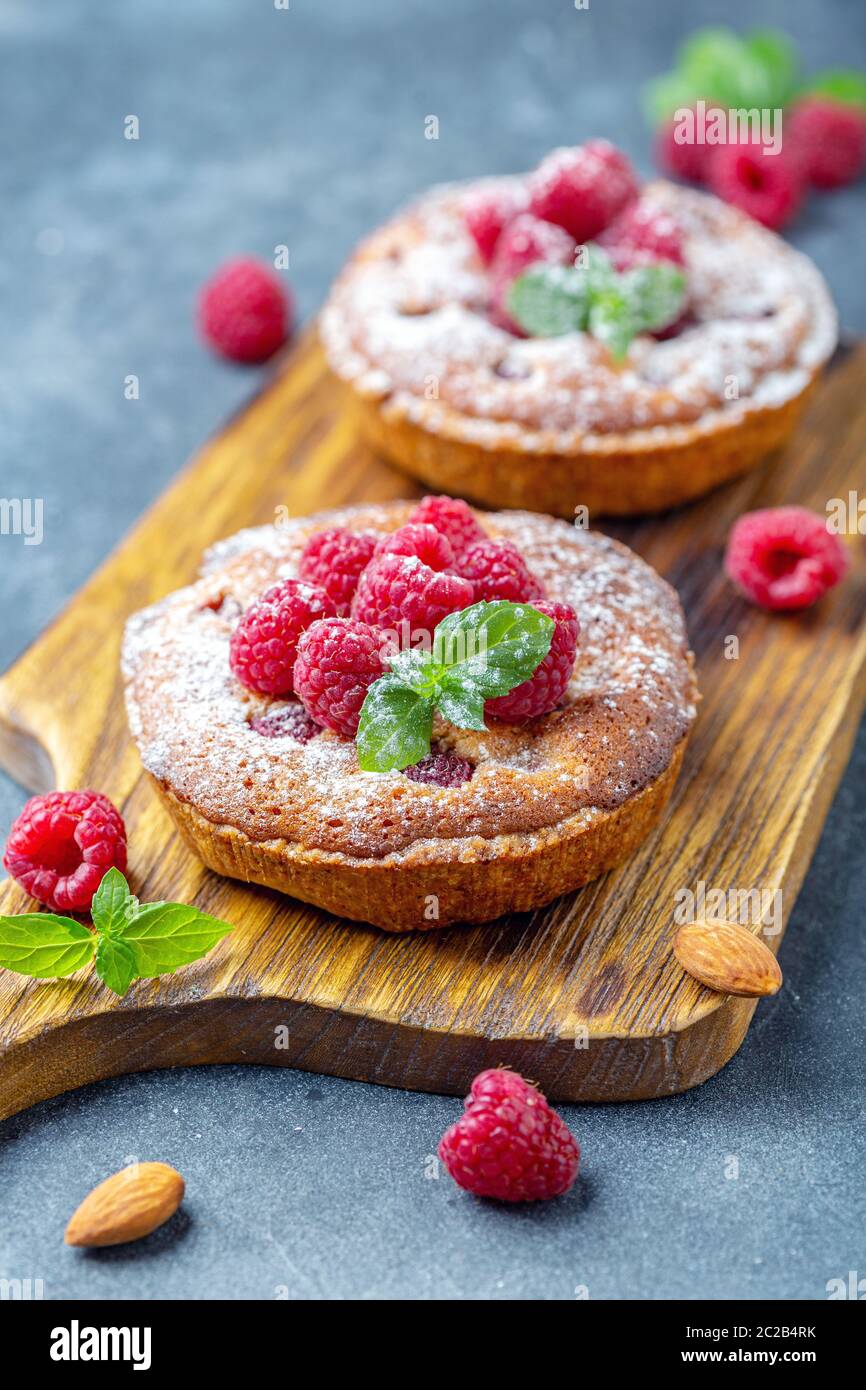 Köstliche Mini-Törtchen (Törtchen) mit Himbeeren. Stockfoto