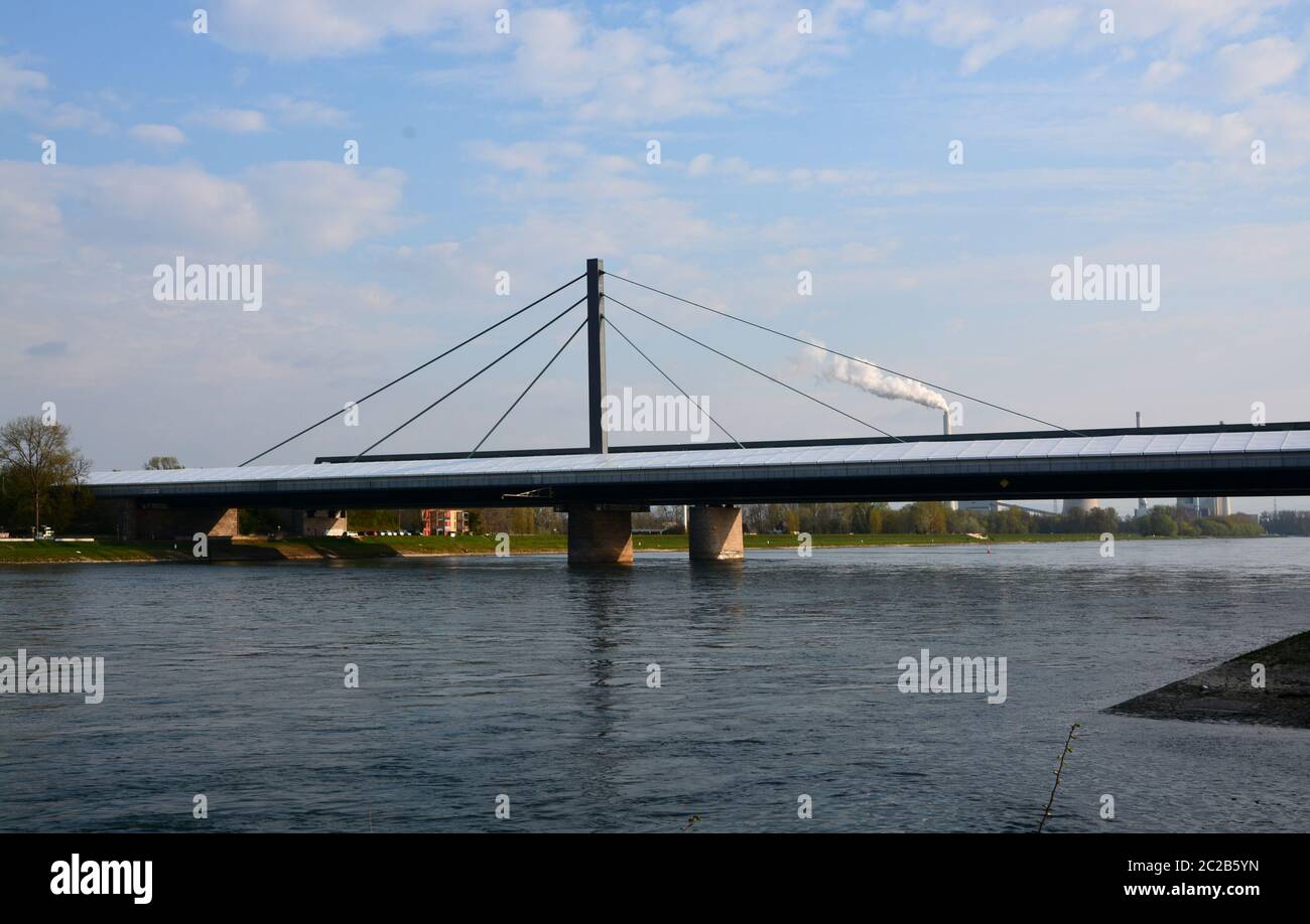 Brücke über den Rhein bei Karlsruhe Stockfoto