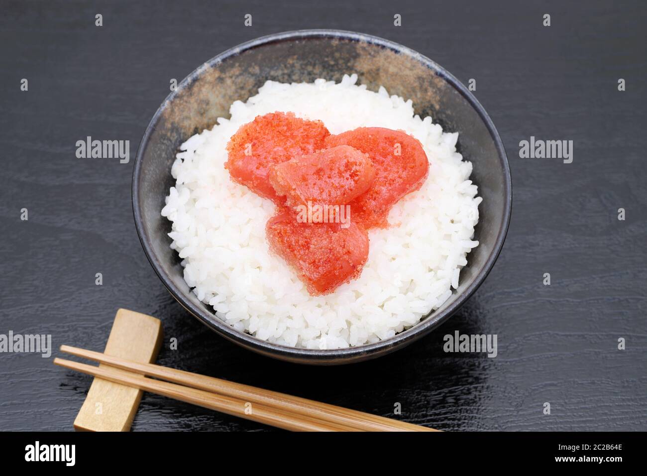 Japanisches Essen, gekochter weißer Reis mit Karashi mentaiko Stockfoto