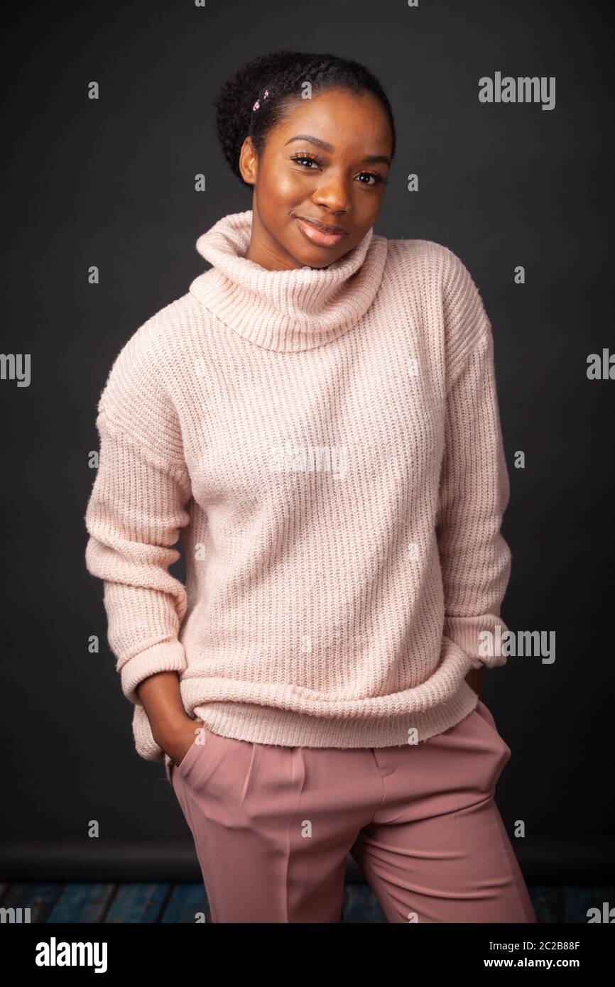 Porträt einer schönen jungen Frau, die einen Wollpullover trägt Stockfoto