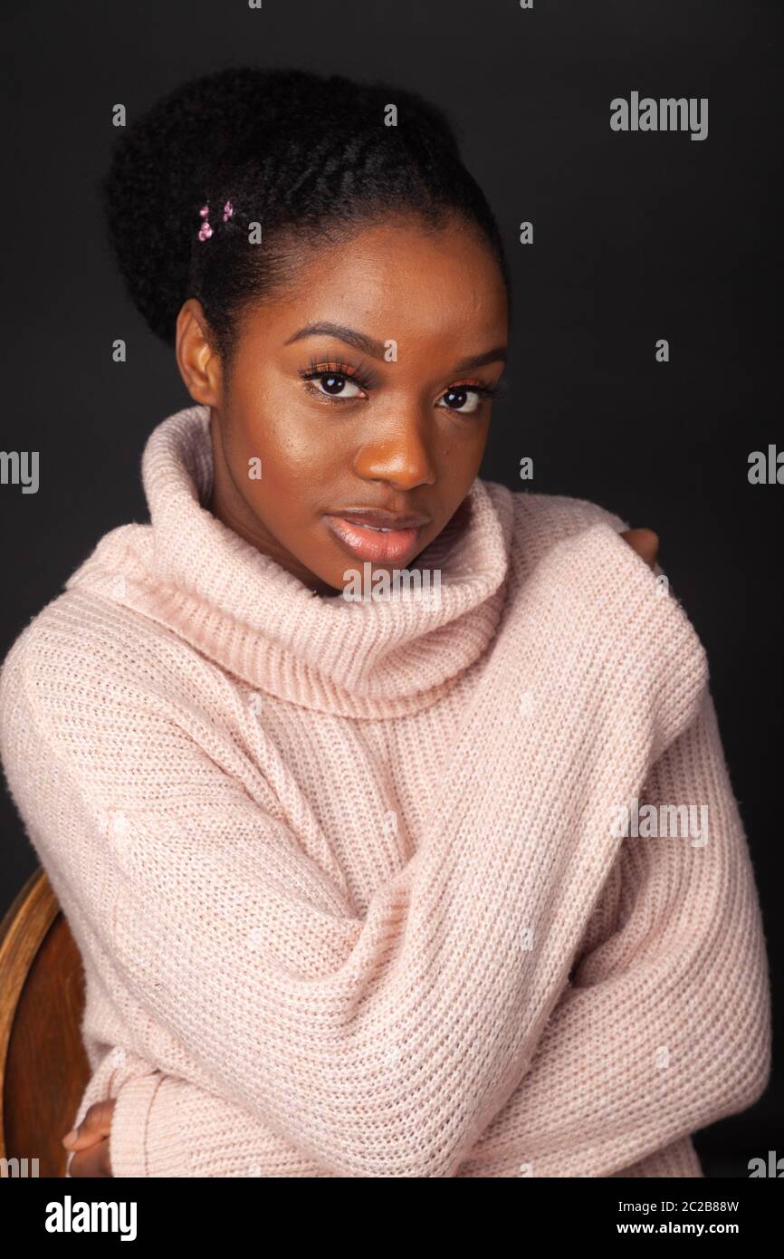 Porträt einer schönen jungen Frau, die einen Wollpullover trägt Stockfoto