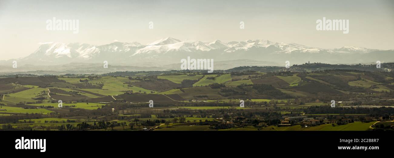 Panorama der gesamten Gebirgskette der Sibillini-Berge (Marken) von Recanati, teilweise schneebedeckt. Stockfoto