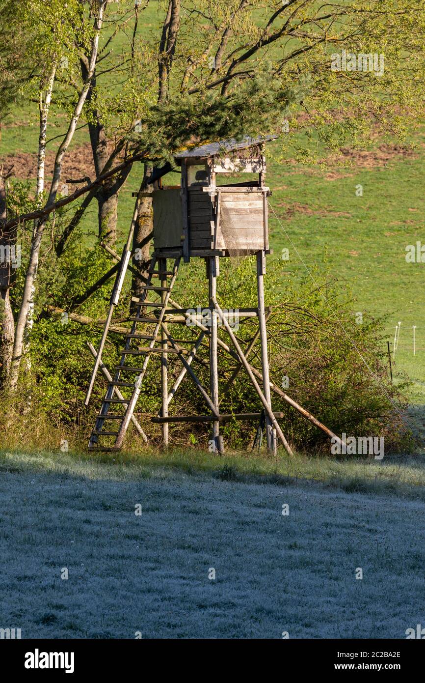 Hoher Sitz und Schießstand für die Jagd Stockfoto