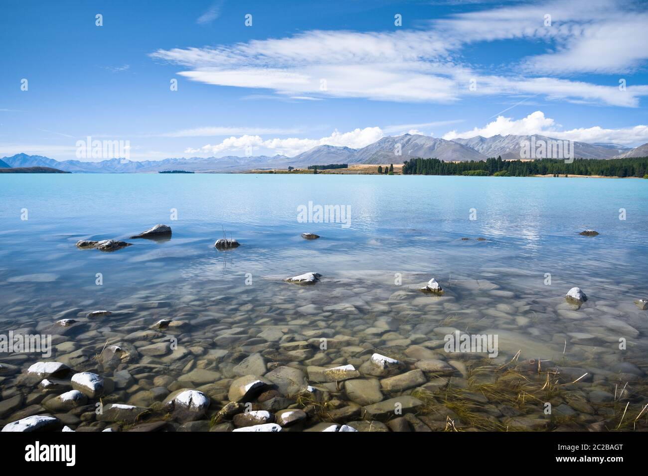 Das glaziale blaue Wasser des Lake Tekapo, Neuseeland, an einem sonnigen Sommertag. Stockfoto