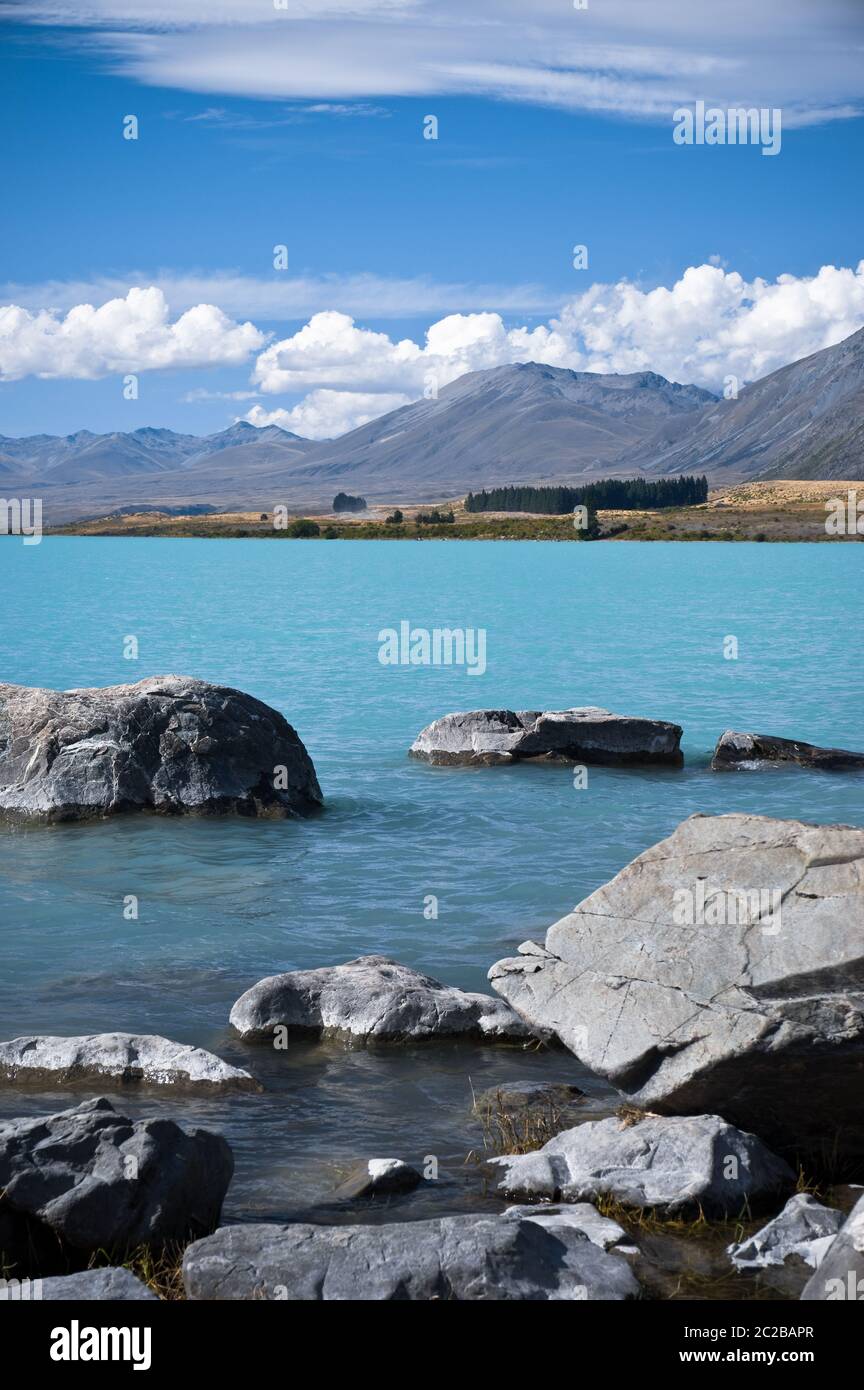 Das glaziale blaue Wasser des Lake Tekapo, Neuseeland, an einem sonnigen Sommertag. Stockfoto