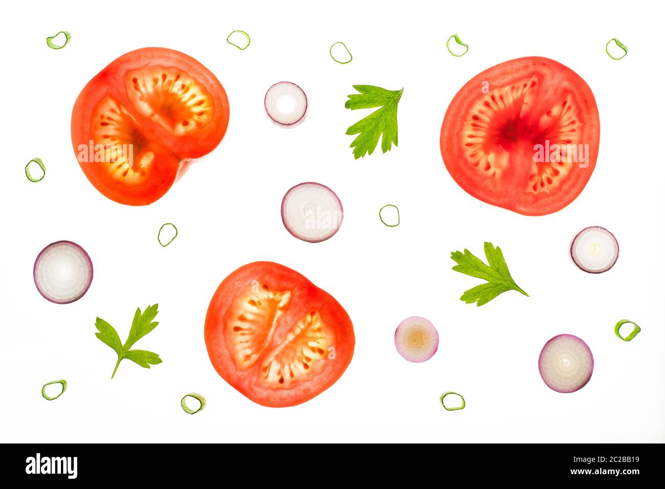 Scheiben Tomatos, rote Schalotten und Petersilienblätter als Tomaten-Salat-Zutaten. Auf einem Leuchttisch mit Hintergrundbeleuchtung. Isoliert auf weißem Hintergrund. Stockfoto