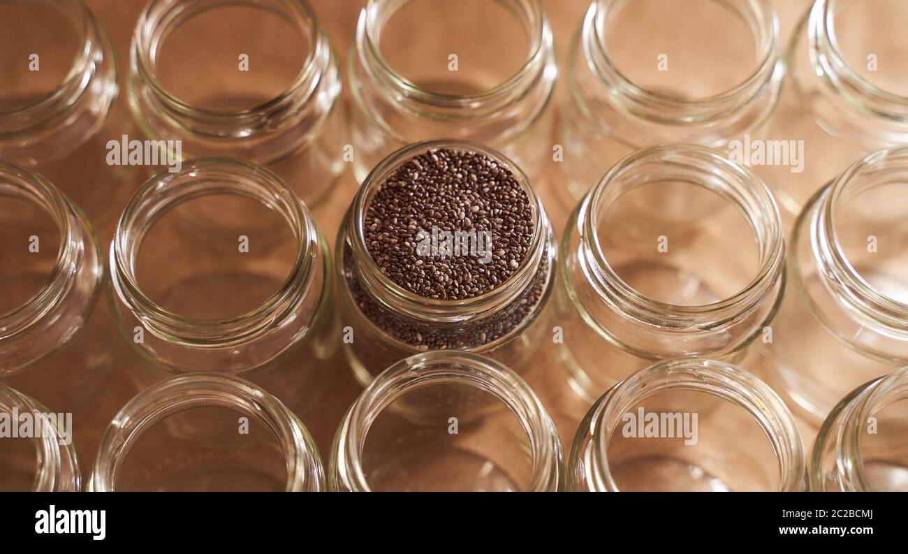 Glasgefäße. In einem davon sind die Samen von Chia. Werbefoto Stockfoto