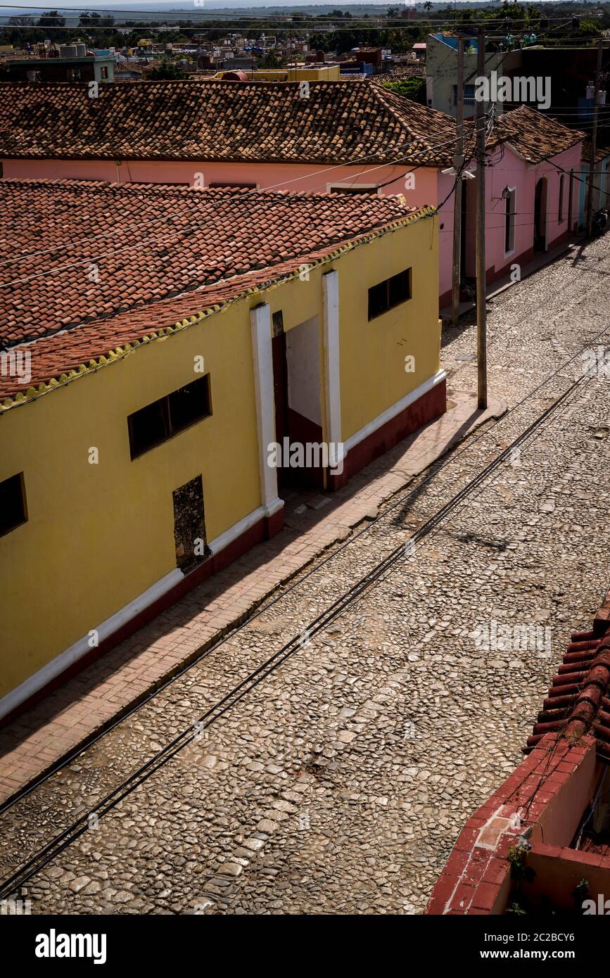 Leere Kopfsteinpflasterstraße und wunderschöne spanische Kolonialarchitektur im Stadtzentrum, Trinidad, Kuba Stockfoto