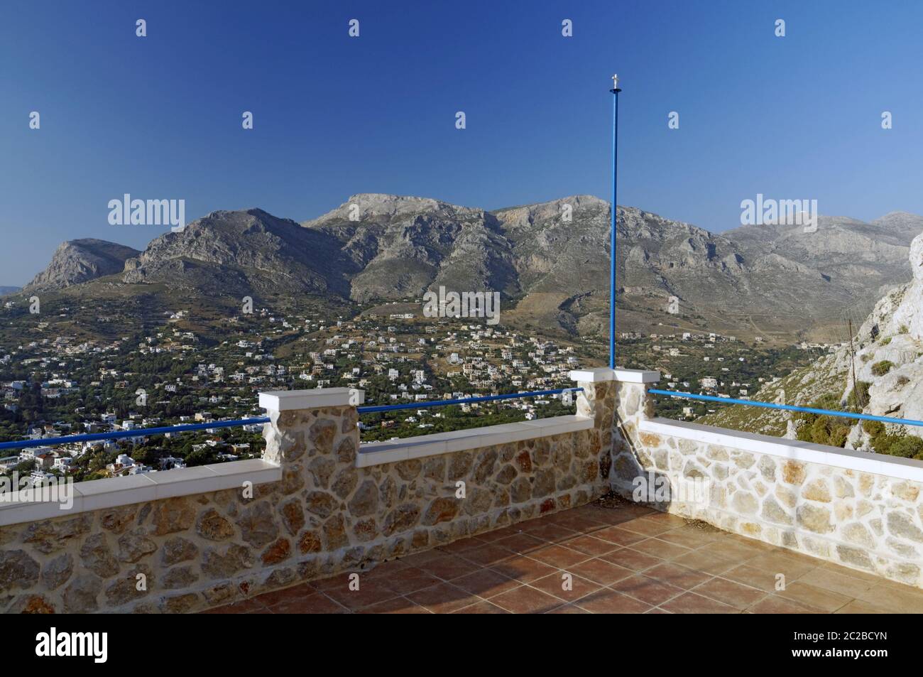 Die dramatische Berglandschaft von kalimnos oder Kalymnos von Stavros Kloster, Linaria Bay, Panormas, Kalymnos, Dodekanes, Griechenland. Stockfoto