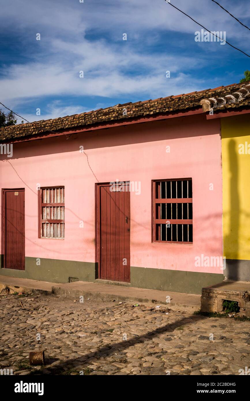 Leere Kopfsteinpflasterstraße und malerische spanische Kolonialarchitektur in der Wohngegend des Stadtzentrums, Trinidad, Kuba Stockfoto