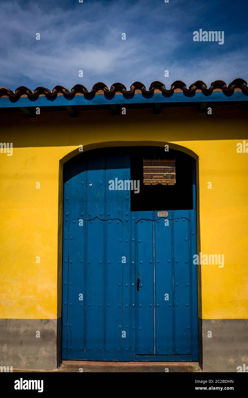 Vogelkäfig in einer Tür eines schönen spanischen Kolonialhauses, Trinidad, Kuba Stockfoto