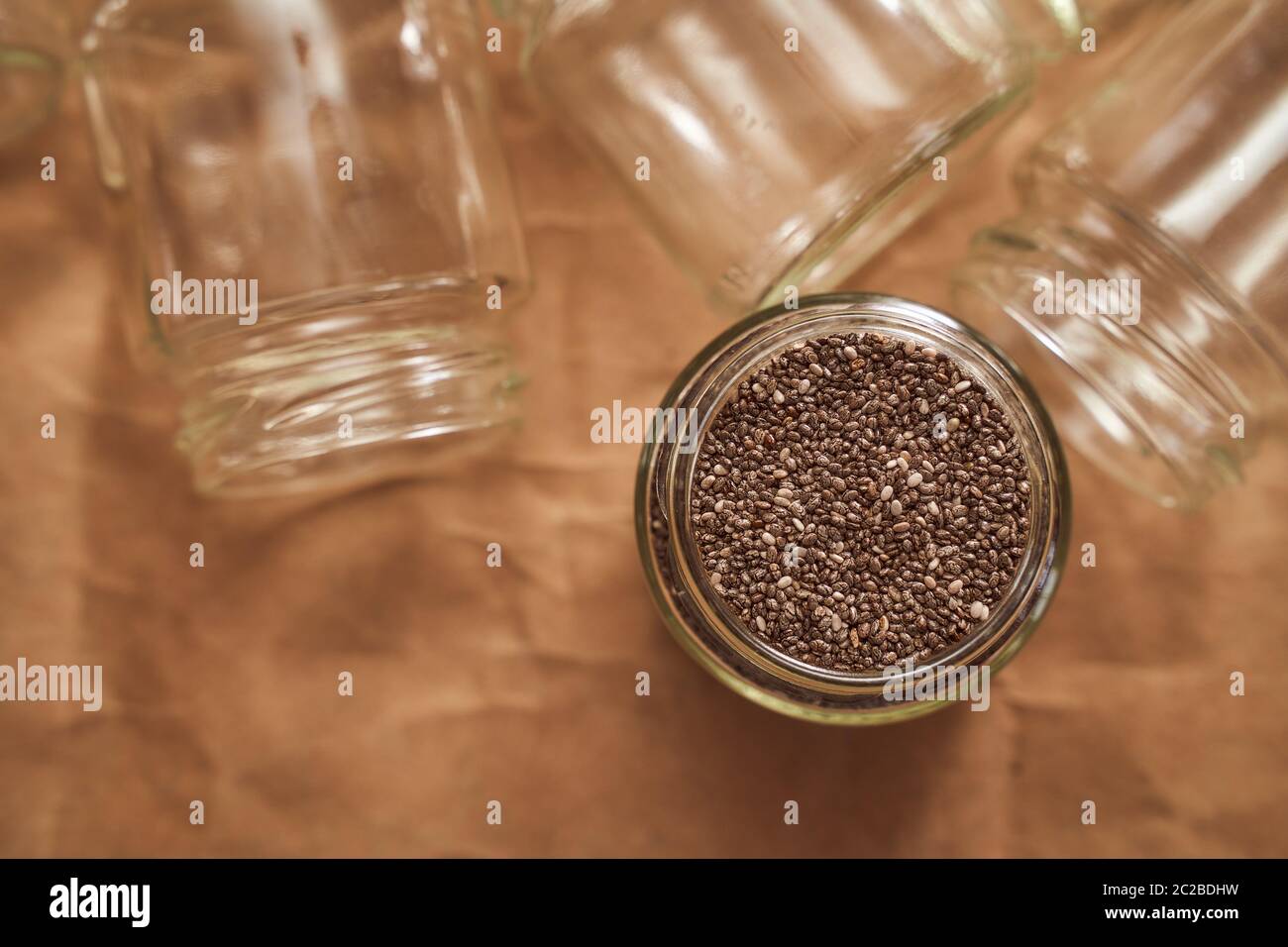Glasgefäße. In einem davon sind die Samen von Chia. Werbefoto Stockfoto