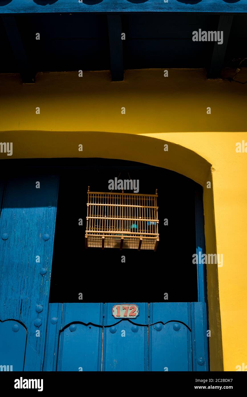 Vogelkäfig in einer Tür eines schönen spanischen Kolonialhauses, Trinidad, Kuba Stockfoto