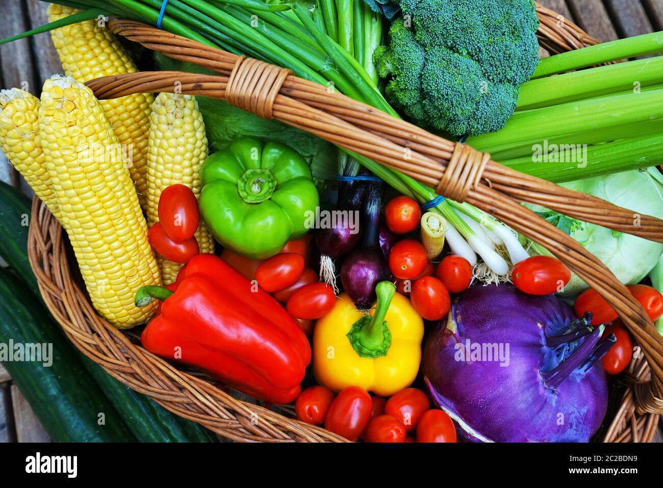 Gesundes Obst und Gemüse in einem Korb Stockfoto