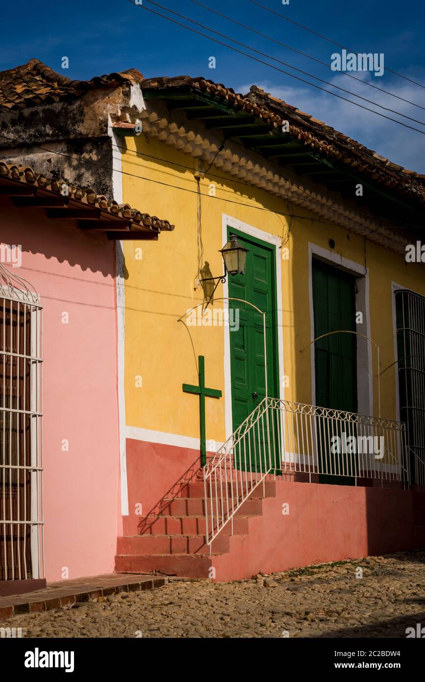 Haus mit einem Kreuz in der Wohngegend von drei Kreuze, die viele malerische spanische Stil Kolonialarchitektur, Trinidad, Kuba verfügt Stockfoto